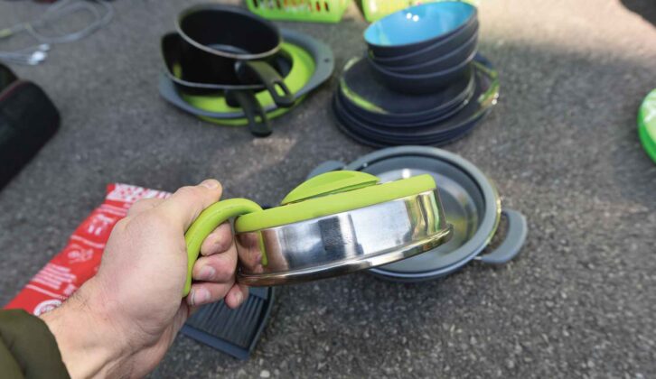 A collapsible kettle