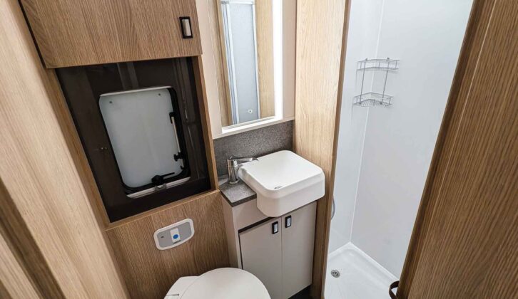 The handbasin and toilet in the washroom