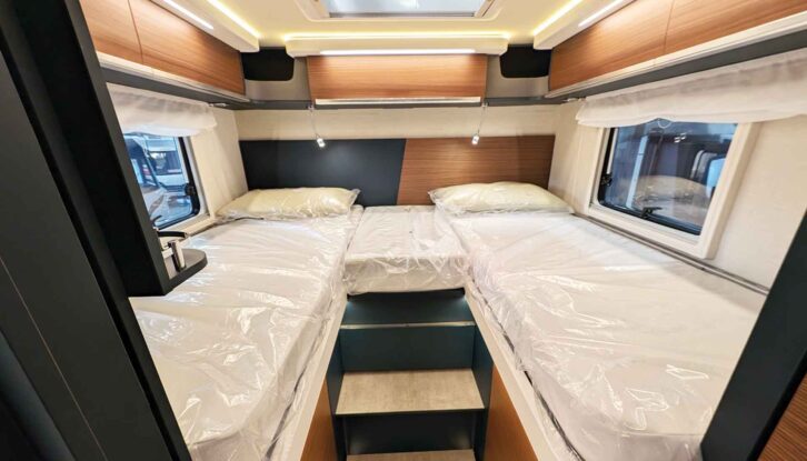 The rear fixed single beds