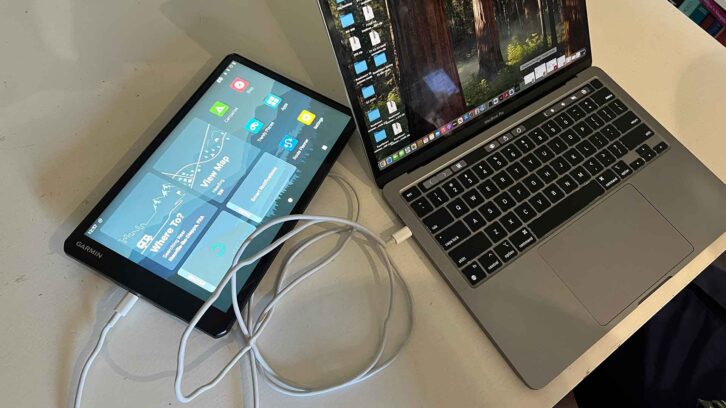 A Camper 1095 connected to a Mac laptop