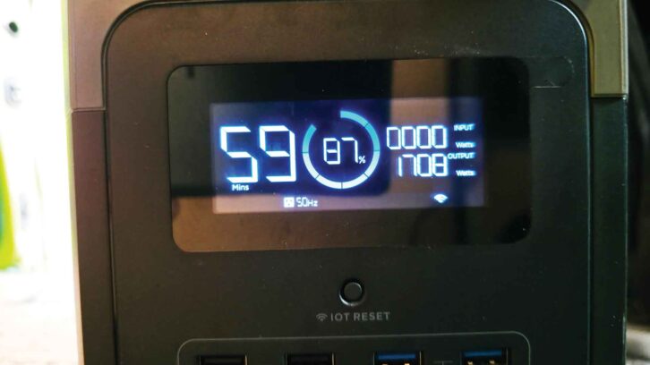The energy meter on the EcoFlow Delta Max 2 displaying 59 minutes of battery left