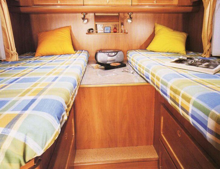 The twin single beds in the 2004 966M
