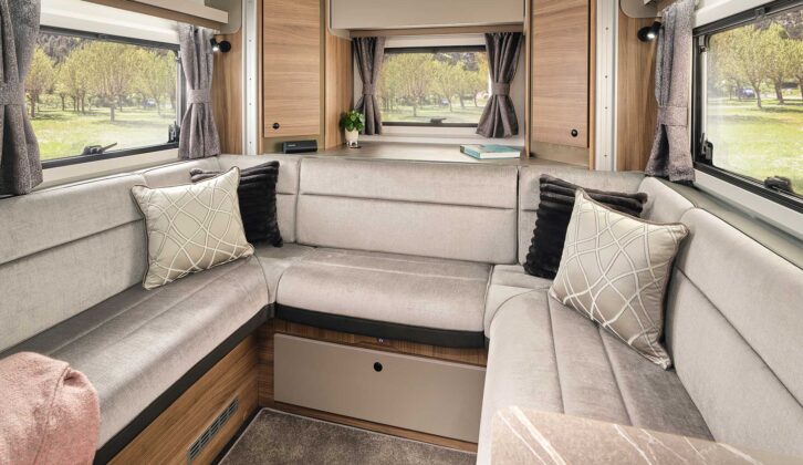 The U-shaped lounge in the 81-5