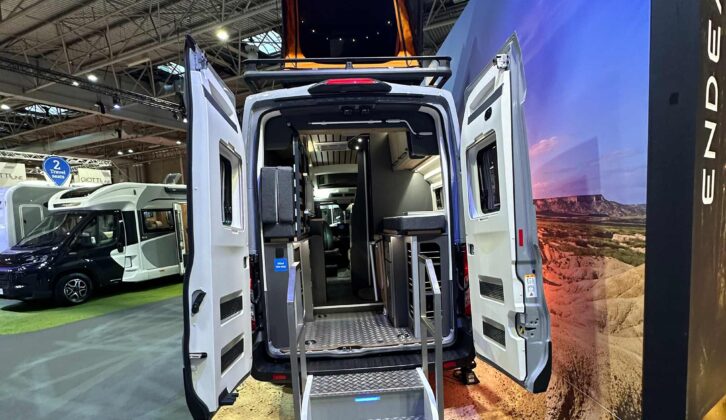 The rear transverse bed folds up in the E65