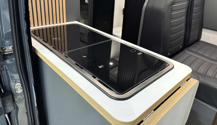 The kitchen unit in the V630S