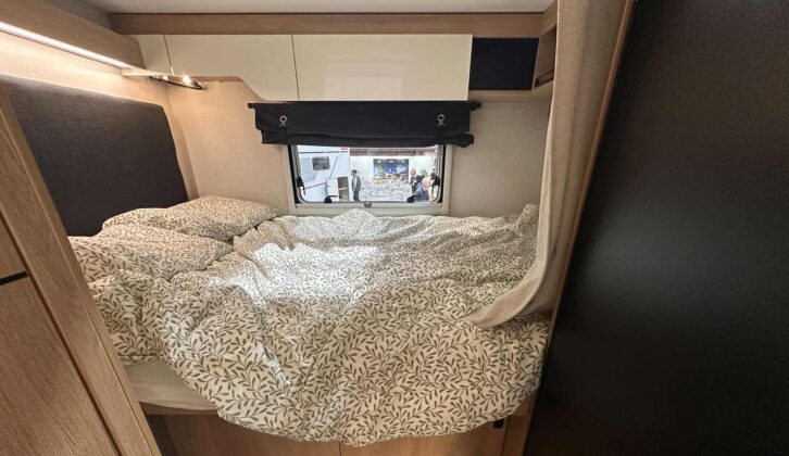 The rear fixed transverse bed in the A630G