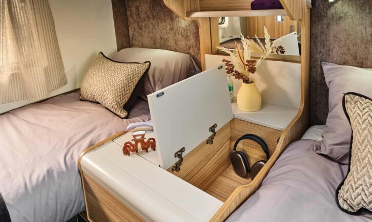 The twin permanent longitudinal single beds in the Adamo 75-4T