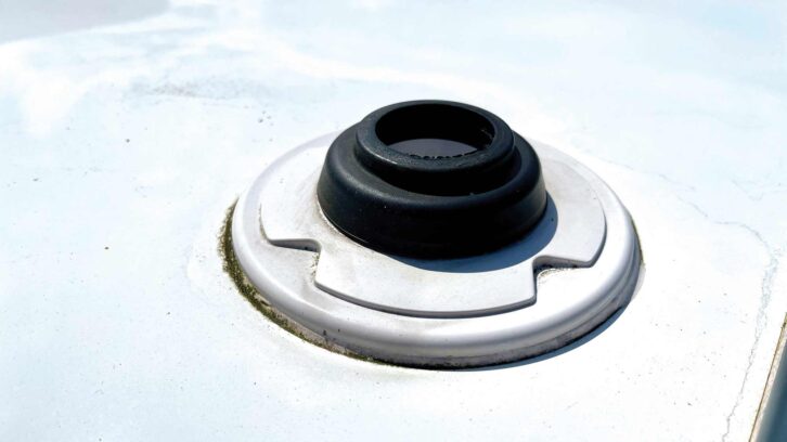 The roof mounting and seal