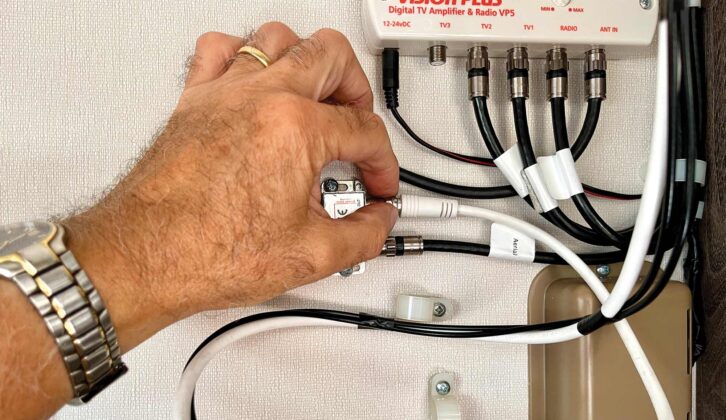 Connect the coaxial cable to the splitter or VP3/VP5