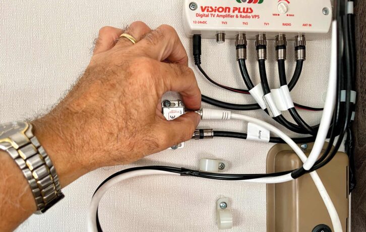Connect the coaxial cable to the splitter or VP3/VP5