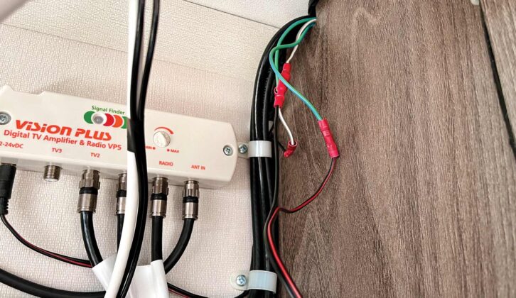 Connect the power lead for the power unit to 12V supply