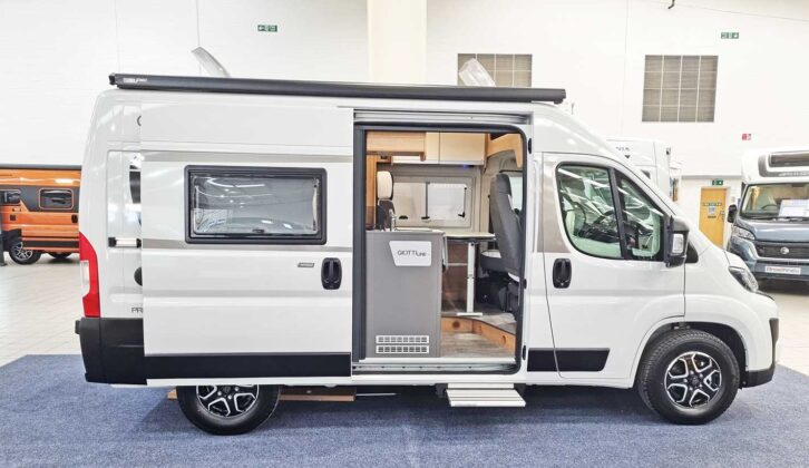 'Heavy duty’ stock Fiat Ducato alloy wheels on a Giottiline 54T