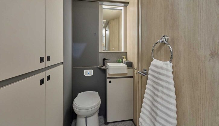 The toilet and washbasin in the F67