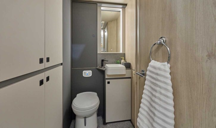 The toilet and washbasin in the F67