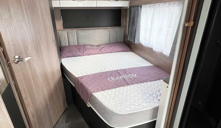 The fixed corner bed with a Duvalay mattress