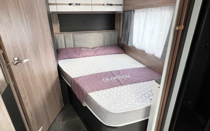 The fixed corner bed with a Duvalay mattress