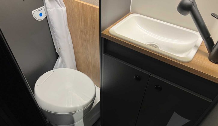 The toilet and shower head in the E62