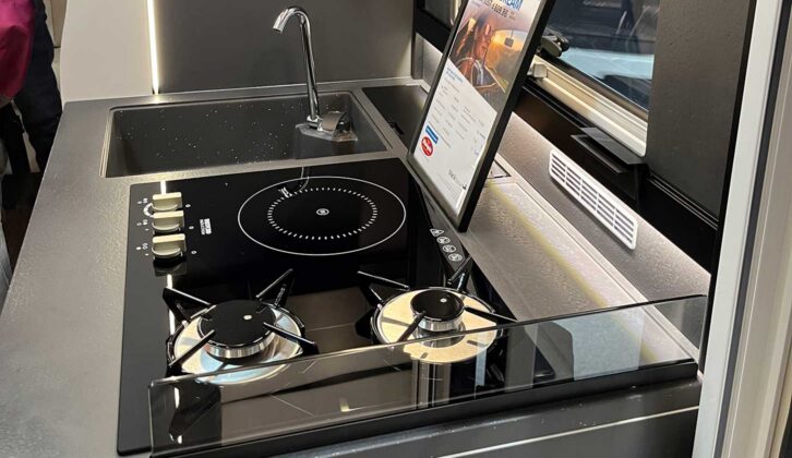The kitchen in the Mobilvetta Kea 80