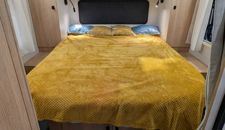 The island bed in the Joa 75QB