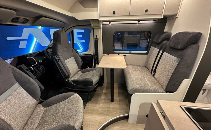 The front dinette in the 1200 GL