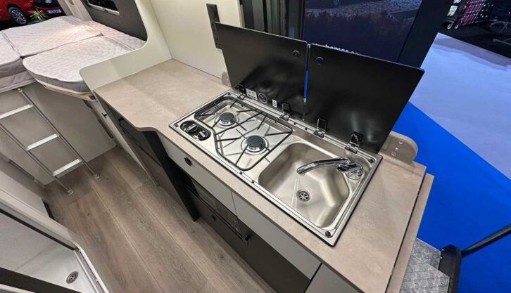 The kitchen in the SLT