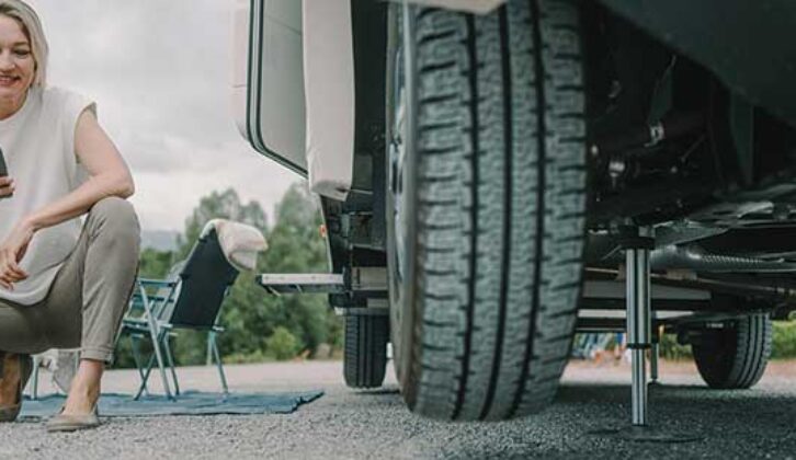 Operating a motorhome-levelling HY4 hydraulic jacks system via a phone