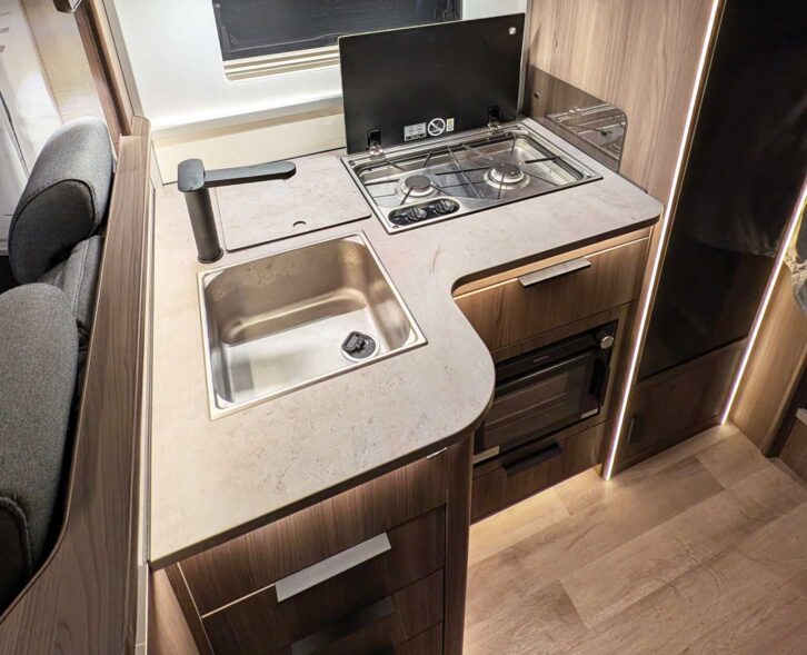 The L-shaped kitchen and fridge