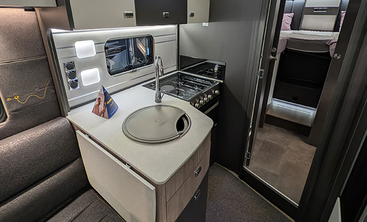 The kitchen in the 584