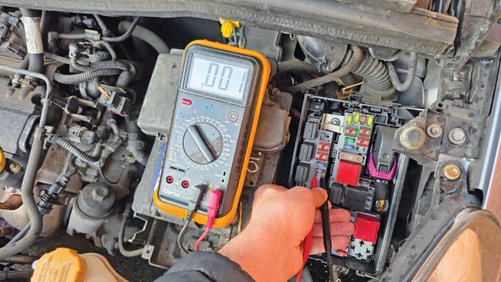 Checking fuses with a multimeter