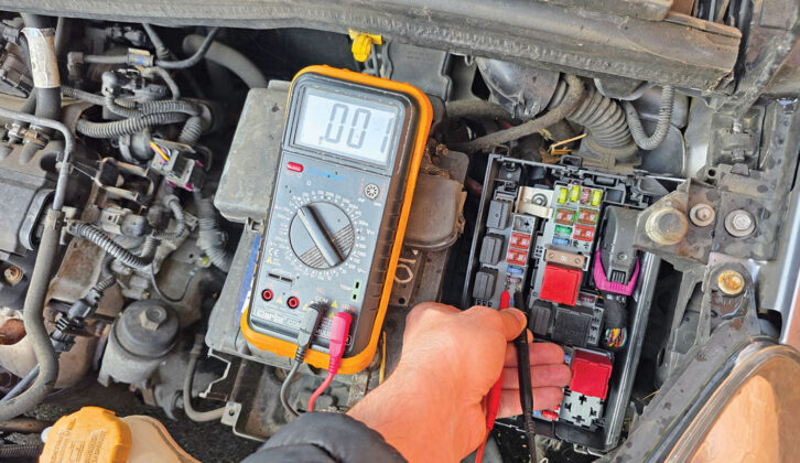 Checking fuses with a multimeter