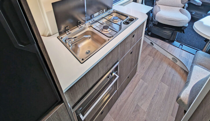 The kitchen with two-burner hob above an oven and grill