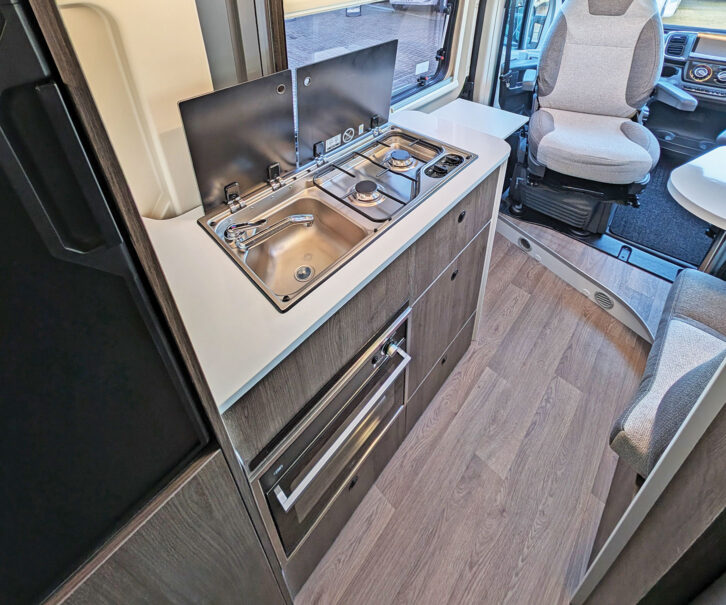 The kitchen with two-burner hob above an oven and grill