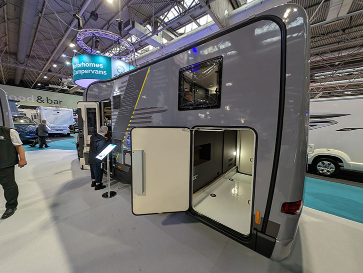 The rear garage at the back of the 584