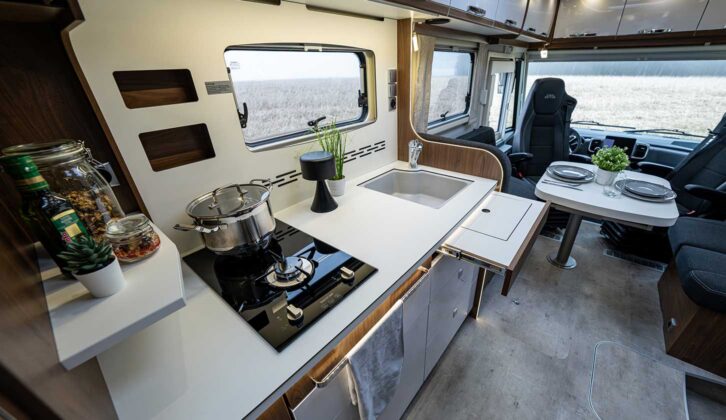 The kitchen in the Frankia Titan 790 GDW