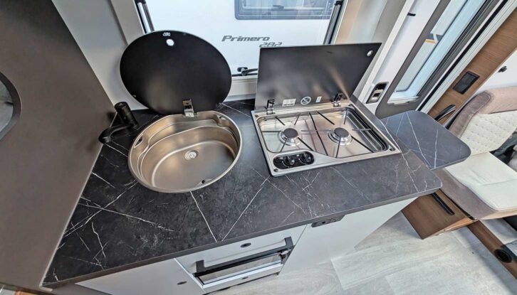 The kitchen in the Tessoro 840