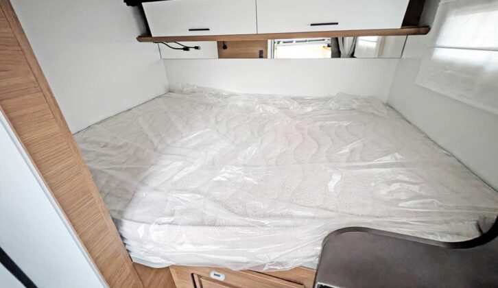 The transverse bed with lockers overhead