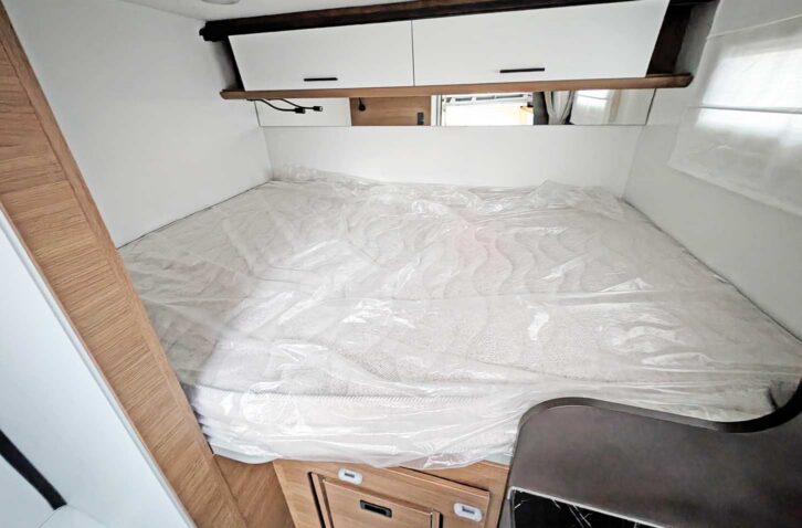 The transverse bed with lockers overhead