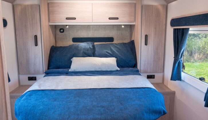 The island bed in the Broadway IB LXV