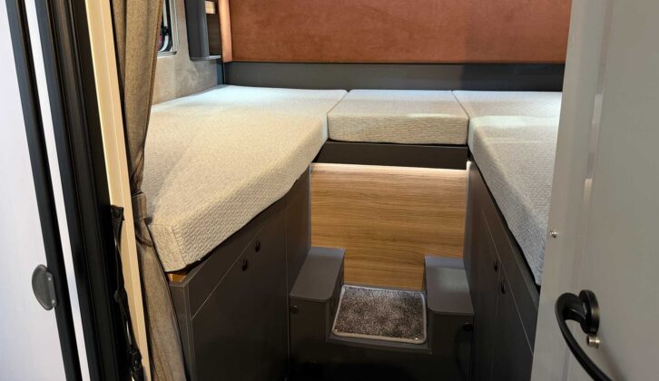 The fixed single beds in the 75-4T