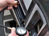 Checking the tyre pressure