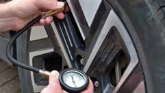 Checking the tyre pressure