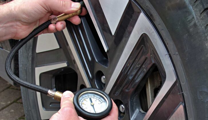 Checking the tyre pressure